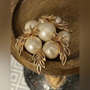 Elegant Gold and Pearl Brooch